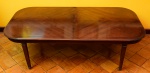 MESA BAIXA (Frente de sofá) em madeira nobre, estilo inglês,com tampo retangular e quinas arqueadas, apresentando belos veiosnaturais realçados por fino filete de tonalidade clara. Saia lisa acompanhando o formato,apoiada em pernas retilíneas de secção quadrangular ornadas poranelados. Med. Alt. 0,56 m Compr. 1,79 m Larg. 0,89 m.  ATENÇÃO:  RETIRADA DO LOTE NA PRAIA DO FLAMENGO, SOMENTE COM AGENDAMENTO PRÉVIO.