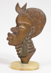 PLACA de uma escultura africana em bronze patinado representando perfil de mulher  tribal, com grandes brincos e argolas à volta do pescoço. Base circular em ônix. med. Alt. 35,0 cm