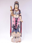 ESTATUETA INDIANA em madeira policromada e dourada de Lakshmi, esposa do deus Vishnu e deusa da prosperidade, da fertilidade, e protetora das crianças. Apresenta-se de pé sobre base no formato de rochedo. OBS: Insignificantes marcas do tempo. .Med. Alt. 1,05 m  Larg. 0,31 m