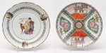 CONJUNTO de 2 pratos em porcelana chinesa  sendo um com borda recortada,decorado em policromia de esmaltes. Frisos estilizados, interrompidos porcenas tituladas retratando o Imortal Shao Seng, o deus da Longevidade comseu cervo, e 2 atendentes apresentando oferendas. Centro realçado pelo mesmo cenário. Outro Prato em porcelana chinesa, ornamentado em policromia de esmaltes no padrão Mandarim. Apresenta reservas com cenas palacianas alternadas por composições florais com pássaros. Centro realçado por pequeno medalhão no estilo. Marca sob a base. Med. Diâm. 31,0 cm e 30,0 cm.