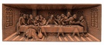 EDMILSON - Arte Popular - Talha de parede de formato retangular, em madeiraesculpida, reproduzindo famosa obra A Última Ceia de Leonardo da Vinci.Assinado Edmilson no verso. Med. 47,0 cm X 95,0 cm