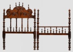 ANTIGA CAMA em Jacarandá, lavrada em estilo barroco portugues. Extremidades ornadas por balaústres e bilrosalternados, sendo a cabeceira rematada por painel recortado,esculpido com arabescos e encimado por ponteiras. Colunas laterais,torneadas e aneladas acompanhando a decoração. Estrado retangularcom fundo de molas e montantes lisos.  Fatura contemporânea construída para fazer par com a anterior. Ver no livro cama semelhante como referência. "O Móvel no Brasil", Tilde Canti, Pag. 136 Ilustração 116 e 117.  Med. Alt.1,45 m  Compr. 2,34 m e Larg. 1,05 m.