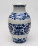 VASO balaústre em porcelana chinesa, decorado em azul com faixas florais. Bojo abaulado, encimado por gargalo em corneta e borda revirada. Base reta e lisa. Sob a base, marca de fabricação contemporânea da cidade de Jingdezhen. Med. Alt. 40,0 cm  Larg. 20,0 cm