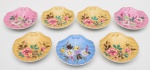 CONJUNTO composto de  sete antigas conchas em porcelana possivelmente européia para sorvetes. Decoradas com pinturas de flores e ao fundo em diferentes cores.. Med. Larg. 13,5 cm      Prof. 13,5 cm