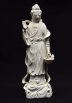 ANTIGA ESCULTURA em pocelana chinesa "Blanc de Chine" representando figura feminina portando cesta com peixe. Séc. XIX. Med. Alt. 33,5 cm.
