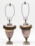 PAR DE ABAJUR - Antigo Par de Anforas em mármore rajado adaptados para abajur, guarnições em bronze  dourado estilo Luiz XVI e época Império francês, Século XIX. Possui marcas do tempo, banho de ouro oxicidado. Fiação nova. Med. Alt. 34,0 cm e 71,0 cm   Diâm 22,0 cm (De alça a alça).