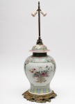 ABAJUR CIA. DAS INDIAS - Belíssimo abajur montado sobre um Potiche em porcelana chinesa, formato balaustre com reservas com cesto de flores, Família Rosa, Cia. das Indias, aplicações em bronze dourado francês na base.e no pega. Século XIX. Med. Alt. 47,0 cm e 77,0 cm e Larg. 24,0 cm  e base 25,0 cm.
