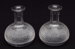 PAR DE GARRAFAS em antigo cristal possivelmente Baccarat bico de jaca.  Gargalo curto e corpo bojudo. Sem as tampas. Med. Alt. 15,0 cm  Diâm. 13,0 cm.