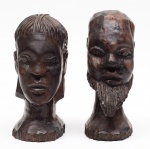 ARTE AFRICANA - Par de  cabeças de esculturas tribais africanas esculpidas em madeira  patinada, representando jovem casal. Século XX. Med. Alt. Mulher 20,0 cm  e Alt. Homem 21,0