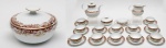 RENNER ( MON CHÉRI ) - Serviço de Mesa para chá em porcelana Nacional Renner - Porto Alegre. Composto de 1 Bule de chá (Med. Alt. 17,0 cm), 1 Leiteira (Med. Alt.12,0 cm), 1 Açucareiro (Med. Alt. 9,0 cm.  Diâm. 13,0 cm ) 1 Manteigueira (Med. Alt. 3,0 cm  Diâm. 17,0 cm), 12 Xícaras de chá (Med. Alt. 5,0 cm   Diâm. 10,0 cm) . Obs: sendo 1 xícara com dois pequenos bicados na borda e 12 Pires (Med. Diâm. 15,5 cm ) (Obs: Sendo 1 pires com pequeno bicado). Acompanha 1 Sopeira (Med. Alt. 16,0 cm    Diâm. 22,5 cm). Total de 29 peças.
