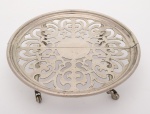 WMF - Descanso para pratos ou panelas quentes em metal nobre pratedo com extensor e rodízios. Obs : Marcas de uso. Med. Diâm. 22,5 cm  Compr. 32,0 cm  Larg. 22,5 cm.