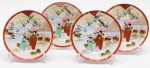 CONJUNTO de 4 antigos pratos para sobremesas ou bolos em porcelana japonesa. Decoração com cena palaciana, figuras femininas nos jardins. OS: 1 prato apresenta fio de cabelo. Med. Diâm. 18,5 cm.