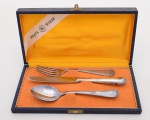 WOLFF - Estôjo com 3 tralheres em metal espessurado à prata para crianças, modelo com decoração de flores. Marcas da Manufatura, Prata 90 Wolf. Med. Compr. 17,5 cm e 14,5 cm.