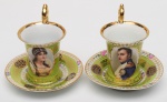 NAPOLEON AND JOSEPHINE - Raro par de xícaras para café em porcelana Capodimonte, decoradas com as figuras de Napoleão e Josefina, com rico trabalho em ouro. Século XX. Obs: Minimo bicado na borda junto a asa de uma das xícaras. Med. Xícaras: Alt. 10,0 cm,  Diâm. 7,0 cm      Med. Pires: Diâm. 11,5 cm.