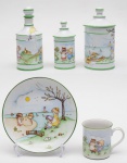 CONJUNTO INFANTIL para Toilette composto de 3 objetos sendo: um pote de algodão, um  perfumeiro, um pote de cotonetes  e mais 1 Caneca (Med. Alt. 9,0 cm Diâm. 8,0 cm) com 1 Prato fundo (Med. Diâm. 20,5 cm)  em porcelana Nacional feito sobre encomenda. Med. dos 3 objetos : Alt. 19,0 cm, 18,0 cm e 14,0 cm.).