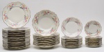 EDELSTEIN (1919 - 1973) - BAVÁRIA MARIA THERESIA Made in Germany - Belíssimo serviço  de mesa em porcelana alemã com decoração floral em toda barra, beirada recortada em alto relevo e acabamento com filete de ouro em toda borda. Composto de 18 Pratos rasos (Med. Diâm. 26,0 cm  ), 12 Pratos Fundos (Med.  Diâm. 25,5 cm), 11 Pratos de Sobremesas (Med. Diâm. 19,5 cm),  12 Pratos de Pão (Med. Diâm. 16,0 cm). Total de 53 peças.