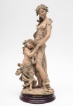 GIUSEPPE ARMANI (1935 - 2006) - Bela Escultura em resina representando mãe e filha com tema "La Mano Di Mamma", assinada Giuseppe Armani na base, numerada 871/2500, datada de abricação 1993 em Florence. pedestal aixo e redondo em madeira nobre. Med. Alt. 38,0 cm.                                                                                                                            Inormações sobre o escultor : Giuseppe Armani foi um famoso artista italiano conhecido por suas esculturas e figurinos de porcelana. Armani era renomado por suas esculturas de figuras humanas, animais e outras peças artísticas de porcelana produzidas pela empresa italiana Florence Sculture d'Arte, também conhecida como Giuseppe Armani Figurines.