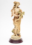 GIUSEPPE ARMANI (1935 - 2006) - Bela Escultura em resina representando jovem com cornucópia, com tema "Summer - Lady with Cornucopia", assinada Giuseppe Armani na base, datada de abricação 1992 em Florence. Marca da Capodimonte, pedestal baixo e redondo em madeira nobre. Med. Alt 31,0 cm                                                                                                                                 Inormações Sobre o Artista : Giuseppe Armani foi um famoso artista italiano conhecido por suas esculturas e figurinos de porcelana. Armani era renomado por suas esculturas de figuras humanas, animais e outras peças artísticas de porcelana produzidas pela empresa italiana Florence Sculture d'Arte, também conhecida como Giuseppe Armani Figurines.