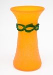 VASO CONTEMPORÂNEO em vidro amarelo fosqueado com aplicação de colar preto no gargalo. Med. Alt. 22,0 cm   Diâm. 11,0 cm.