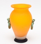 VASO COnTEMPORÂNEO em vidro amarelo fosqueado com aplicações de argolas acizentadas nas laterais abaixo das bordas e base preta. Med. Alt. 24,0 cm   Larg. 18,0 cm.