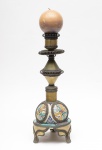 TOCHEIRO DE MESA INDIANO em metal com pinturas geométricas na altura acima dos pés e  finalizando com bojo para apoiar vela.Acompanha vela em formato circular.  Med. Alt. 45,5 cm.