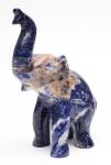 ESCULTURA representando elefante caminhando, construído em pedra azul com rajadas brancas e marrom claro. Med. ALt. 20,0 cm  Compr. 16,0 cm