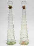 PAR DE GARRAFAS em vidro esverdeado  em formato espiralado, tampas de rolhas. Med. Alt. 44,0 cm
