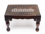 BANQUETA - Pequena e delicada banqueta construído em madeira nobre,  assento em palhinha. Apresenta etiqueta da Casa Gelli. Século XX. Med. Alt.19,0 cm   Larg.  30,0 cm  Prof. 20,0 cm.