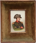 NAPOLÉON I - Miniatura retangular e policromada. Pintura sobre placa de porcelana  representando busto de Napoléon I. Moldura em madeira dourada. Med. MI 15,0 cm X 10,0 cm   ME 27,0 cm X 22,0 cm.