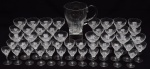 CRISTAL CHECOSLOVÁQUIA - Belo Serviço de cristal checo com lapidação lisa com raiados, formato cônico. Composto de 8 Taças de água (Med. Alt. 15,5 cm), 8 Taças de Vinho tinto (Med. Alt.14,0 cm), 8 Taças de champagne (Med. Alt. 13,5 cm), 12 Taças de vinho branco (Med. Alt.13,0 cm), 12 Taças de licor (Med. Alt. 11,0 cm).  Acompanha uma jarra com trincado na alça superior. Total 48 peças.
