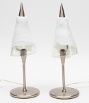 LA MURRINA ( Itália ) - Par de abajures italianos construídos em metal escovado e cúpulas em cristal de Murano branco leitoso e translúcido, peças assinadas nas bases .Med. Alt. 49,5 cm e 50,0 cm Diâm.16,0 cm. (Base)
