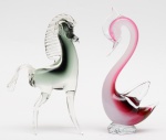 MURANO (Itália) - Conjunto  de duas lindas esculturas  italianas construídas em Cristal de Murano representando um cavalo bicolor preto com translúcido o outro um cisne rosa e translúcido. Perfeito estado. Med. Alt. 23,5 cm e 22,0 cm.