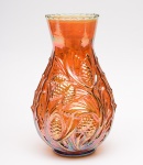 CARNIVAL GLASS - Vaso construído em vidro moldado vermelho escuro e iridescente decorado com pinhas. Med. Alt.31,5 cm Larg. 17,0 cm.