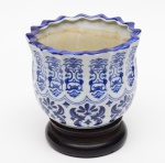 CACHEPOT em porcelana chinesa azul e branco com borda recortada e furo para escorrer excesso de água. Acompanha pedestal em madeira ebanizada. Med. Alt. 15,5 cm  Diâm. 19,5 cm e interna 16,0 cm.