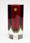 CRISTAL NORITAKE - Belo vaso losangular contemporâneo em cristal bicolor japonês com cor predominante vinho e translúcido. Etiqueta com a marca da manufatura. Med. Alt. 24,0 cm