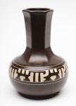 BY RITVO - Vaso em cerâmica israelense, formato bojudo com gargalo longo sextavado, criação By Ritvo, tonalidade marron e faixa com escritas em Hebraico na parte central. Apresenta etiqueta na base e selo no gargalo. Med. Alt. 20,0 cm  Larg. 15,5 cm