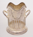 PORTA GARRAFA de Vinho ou Champagne construído em metal prateado decoração com ramos de lor de liz, borda com godrões, corpo vazados verticais. Possui duas alças para fácil manuseio. Med. Alt. 17,0 cm  Diâm. 12,0 cm.