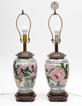 PAR DE ABAJURES -  Par de abajoures montados sobre um par de vasos em porcelana chinesa, formato balaustre com decoração floral, aplicações em metal patinado, base sobre pedestal de madeira. OBS: Faltando o acabamento em um dos abajures. Século XX. Med. Alt. 36,0 cm e 71,0 cm    Larg. 17,0 cm.