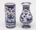 ESTRELA DE CONIMBRIGA PORTUGAL - Conjunto de dois objetos em faiança portuguesa creme e azul,  sendo um porta pincéis e um vaso para flores. Marca da manufatura na base. Marcas do fabricante na ase. Med. Alt. (Vaso) 16,0 cm  Larg. 7,5 cm.  Med. Alt. 14,5 cm  e Diâm. 6,5 cm. (Porta pincéis).