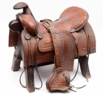 SELA PARA CAVALO - Sela com estribo completa em couro. Acompanha um suporte para acondicionar a sela. Med; Alt. 29,0 cm e 41,0 (Frente)  Larg. 34,0 cm   Compr. 56,0 cm.