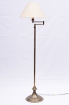 LUMINÁRIA DE CHÃO Moderna com braço articulado flexibilizando a direção da luz, construído em metal dourado porém escurecido. Cúpula em tecido, no estado. OBS: Apresenta Marcas de uso e do tempo. Med. Alt. 1,45 m.
