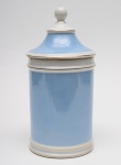POTE DE FARMÁCIA em porcelana Nacional da Manufatura Porcelana Mauá. Decoração na cor predominantemente azul e branco com frisos dourados. Med. Alt. 26,0 cm   Diâm. 13,5 cm.