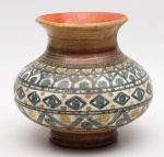 VASO em cerâmica/barro cozido, grafismo indígena, formato bojudo, gargalo curto e borda aberta. Med. Alt. 30,0 cm  Diâm. 33,0 cm.
