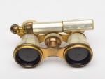BINÓCULO PARA TEATRO - Antigo binóculo para teatro ou ópera, construído em metal dourado e madrepérola. Med. Alt. 6,5 cm Larg, 10,0 cm