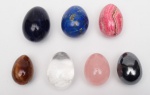CONJUNTO de 7 ovos lapidados em pedras diversas como malaquita, sodalita, calcedônia, quartzo rosa, rodonita, cristal fumê e ágata. Med. Variando de Alt. 5,5 cm e Alt. 3,5 cm