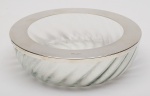 ST. JAMES - Bowl em vidro e borda em metal espessurado a prata marcado St. James. OBS: O aro do Bowl é removível. Med. Alt. 8,0 cm Diâm.  24,5 cm.