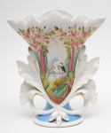 VIEUX PARIS - Vaso em porcelana francesa "Vieux Paris", construído com forma recortada e fenestrada, decorado por pintura com cena lacustre de garça e flores na reserva central, delineado por folhagens. Vestígios de dourado. França. Século XIX/XX. Med. Alt. 29,0 cm   Larg. 25,0 cm