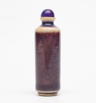 SNUFF BOTTLE cilíndrica em porcelana chinesa flambéazul/roxo. Tampa com cabochão em ametista e colher. Séc. XIX. Med. Alt. 6,5 cm