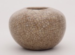 POTE lava pinceis para mesa de letrado, em porcelanachinesa com coberta monocromática celadon do tipo Ge com fina rede decraquelê. Bojo globular, com borda lisa e base retraída. Peça de coleção.Dinastia Song (960-1279). Med.Alt   Diâm.