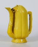 BULE em porcelana chinesa conhecido como "Cadogan" com sistema de enchimento pela base e não tendo tampa,  moldado no formato de cabaça e ornado por esmalte monocromático amarelo. Alça lateral em asa, bico recurvo e base circular. Século XVIII.  Medidas:  Alt. 16,0 cm Larg. 15,0 cm ( Do bico a alça).